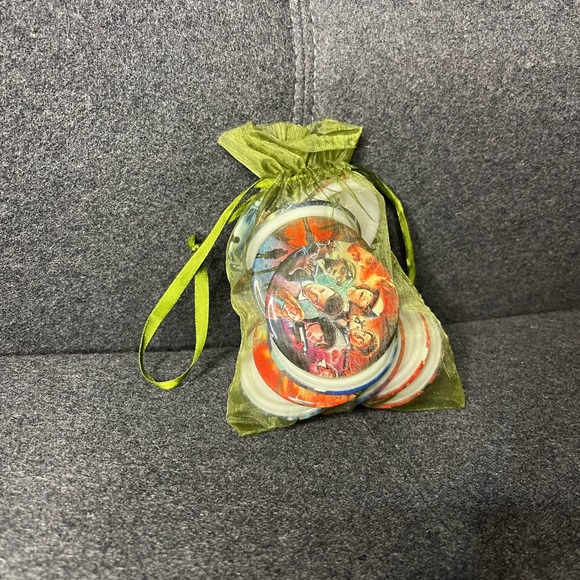 16 stranger things pinback buttons - Picture 8 of 8